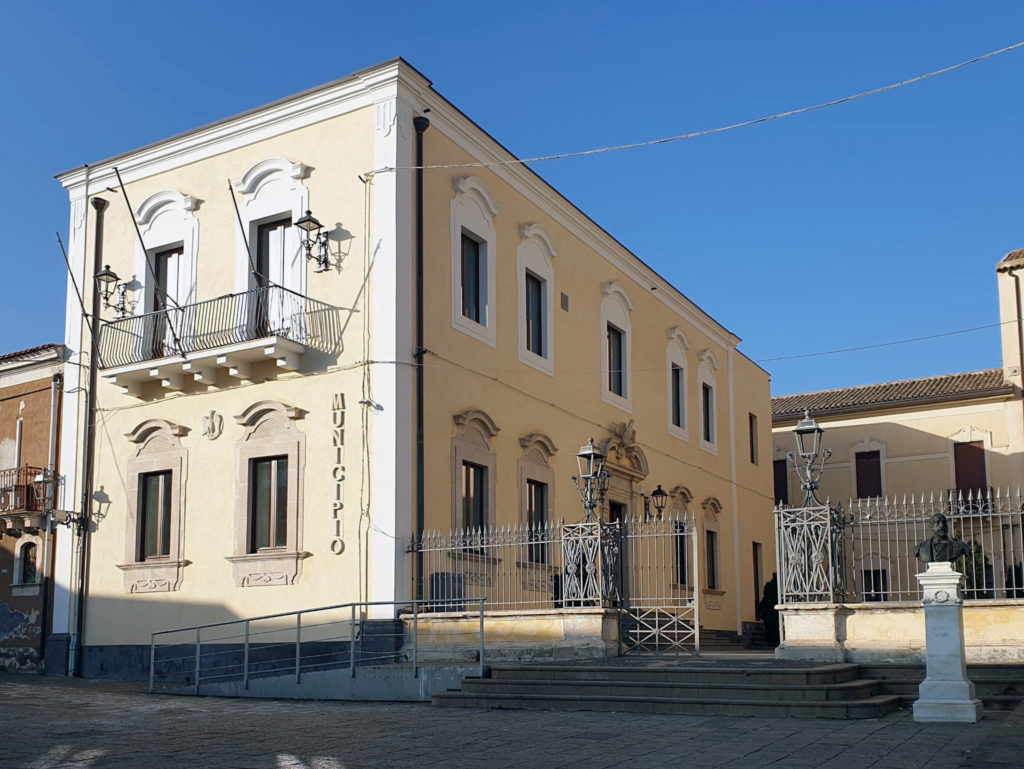 Viagrande. Torna a splendere lo storico Palazzo Municipale che si avvia ad ospitare gli uffici della V Area, l'Archivio Storico e la Biblioteca comunale